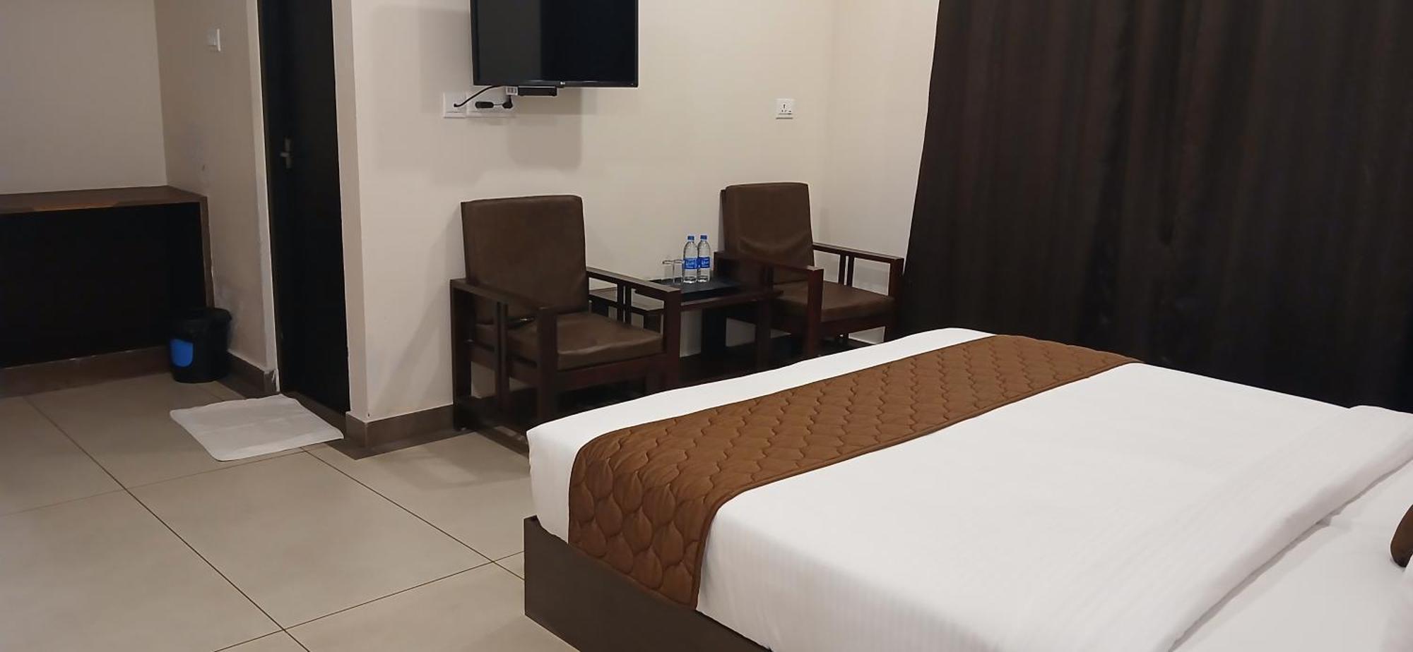 Hotel Pankaj Residency Guruvayur Bagian luar foto