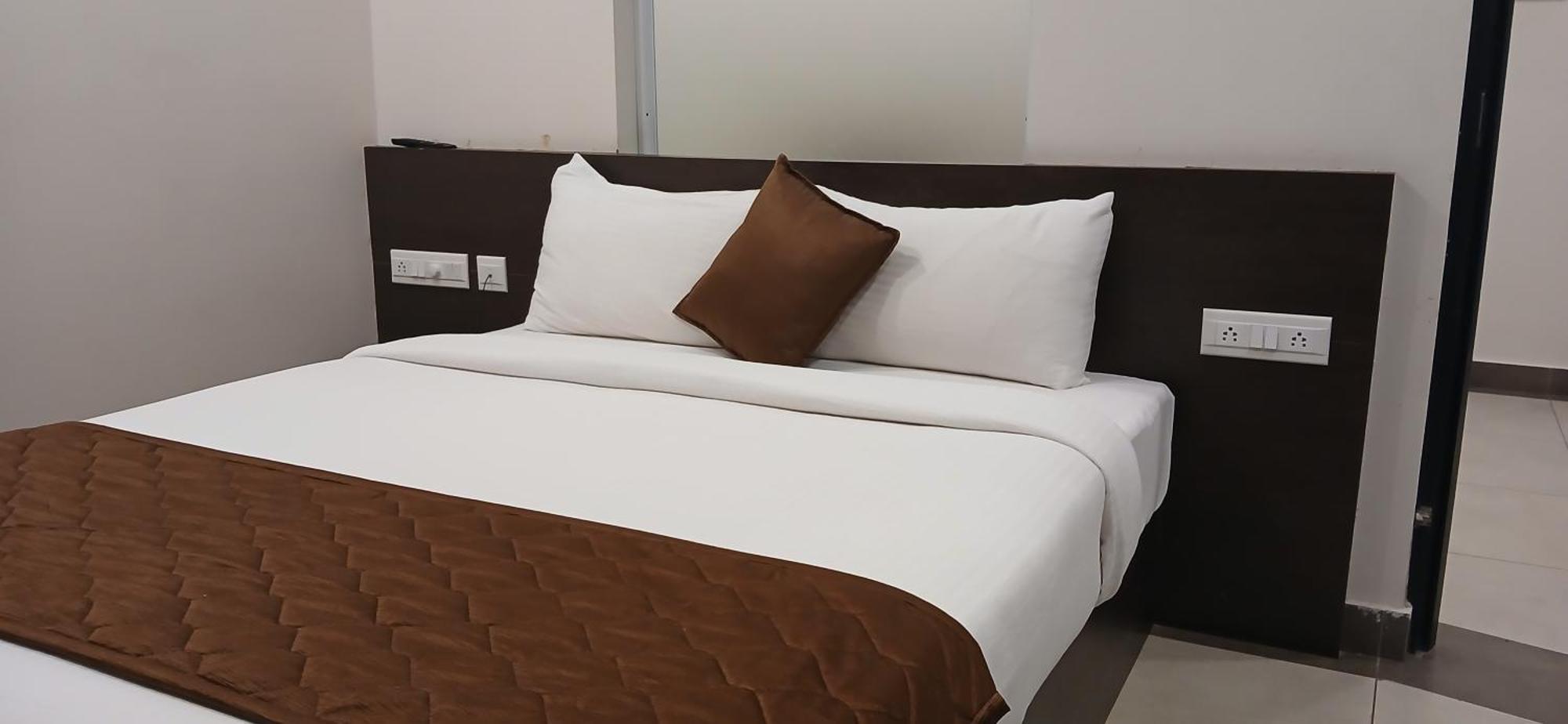 Hotel Pankaj Residency Guruvayur Bagian luar foto